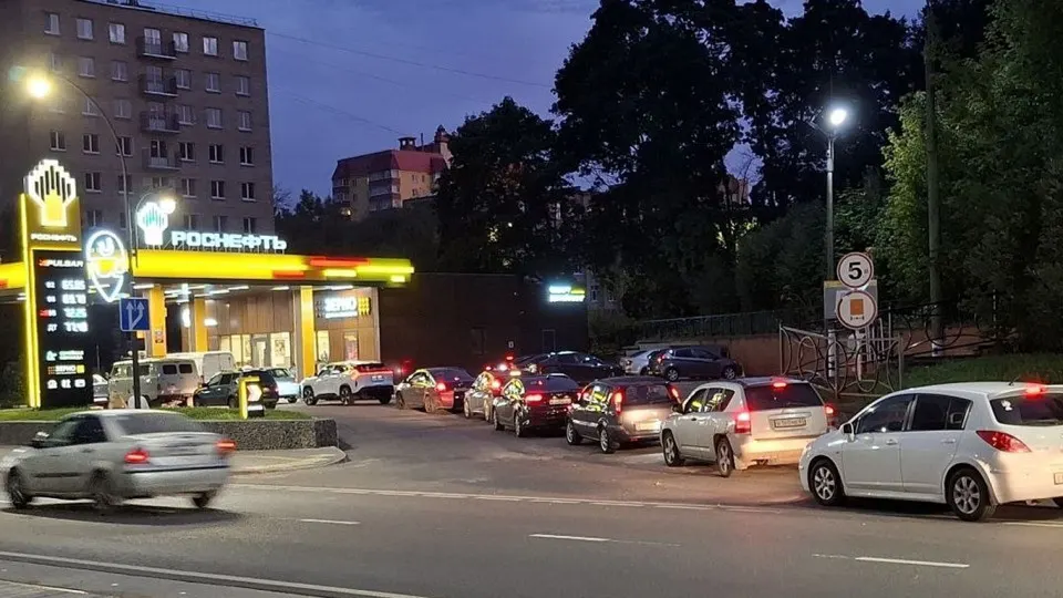 После спада в июле очереди на заправках снова растут: Краснодарский край, Сочи и другие регионы сообщают о долгом ожидании и нехватке топлива. Власти объясняют рост спроса перед выходными и принимают меры.