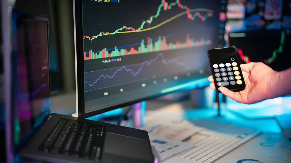 Глава ПСБ предупреждает о рисках заморозки USDT и рассказывает о стратегии банка по развитию собственных цифровых инструментов; в тексте также освещены кейсы с Garantex и кибератаки на криптоинфраструктуру.