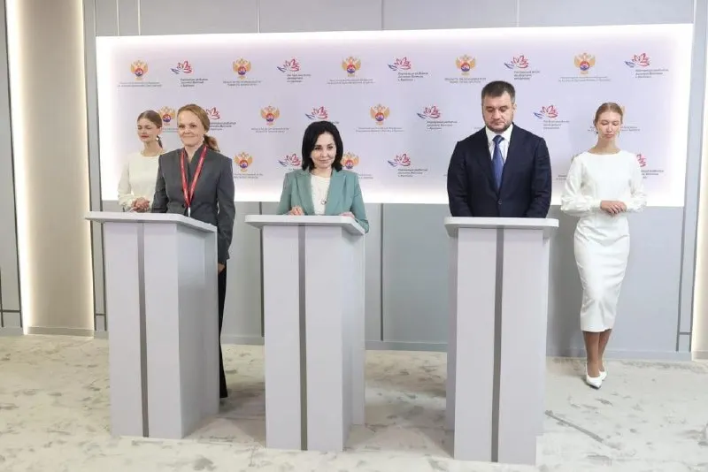 Подписано соглашение между Минвостокразвития, Правительством Приморского края и Фондом «Русский» для реализации арендного жилья в центре «Русский» на острове Русском, с целью обеспечения сотрудников жильём и развития инфраструктуры.