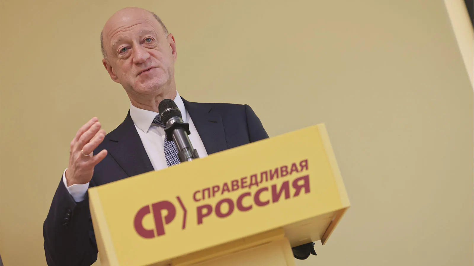 После произошедшего инцидента с Мироновым обсуждают перераспределение ролей в партии: Бабаков рассматривается как кандидат на лидерство, Миронов — на другой должности, если сможет вернуться в работу.