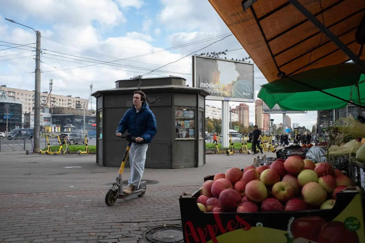 В Петербурге и Ленобласти — пропавший чиновник на войне и авария на КАД; в России и мире — санкции против судей и другие новости.