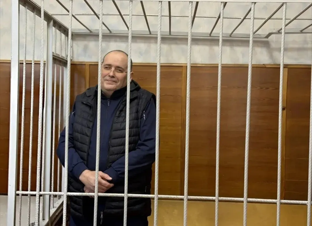 Суд вынес решение: общий срок наказания — 14 лет колонии и штраф почти 17 млн рублей; сумма взяток составила 4 млн 410 тыс. рублей.