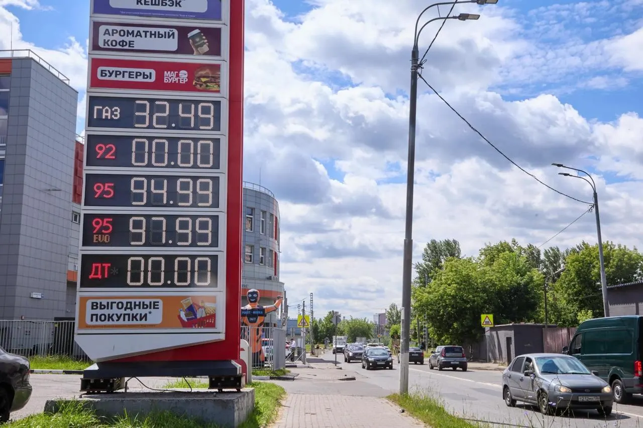 ФАС зафиксировала рост числа претензий к продавцам топлива на фоне подорожания бензина и дизельного топлива; в регионах фиксируются значительные повышения цен.