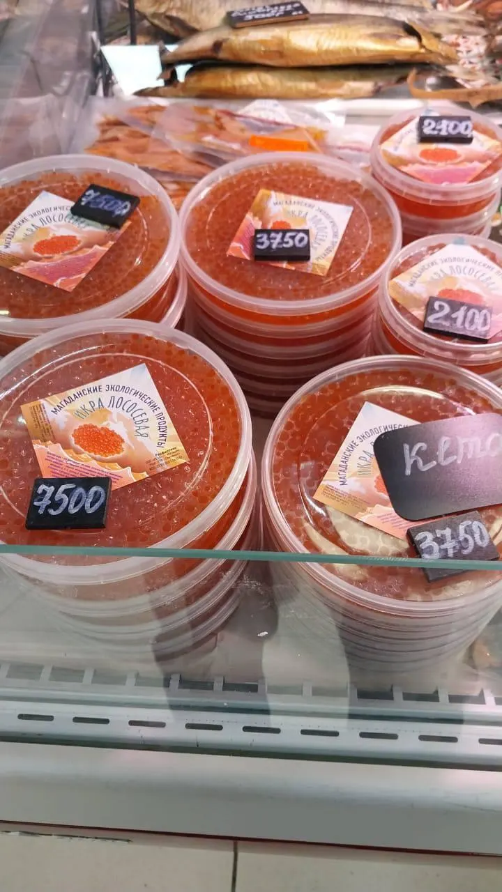 Зафиксировано резкое снижение уловов в Камчатке, Сахалине, Магаданской области, Хабаровском крае, Чукотке и Приморье; растут цены на икру, отрасль сталкивается с экономическим кризисом.
