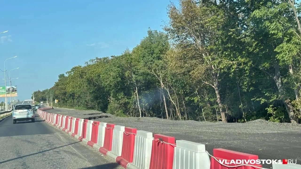 Дорожное покрытие обновляли к форуму, но на ночь перед началом мероприятия оно не выдержало нагрузки и расползлось, оставив участок закрытым на две недели.