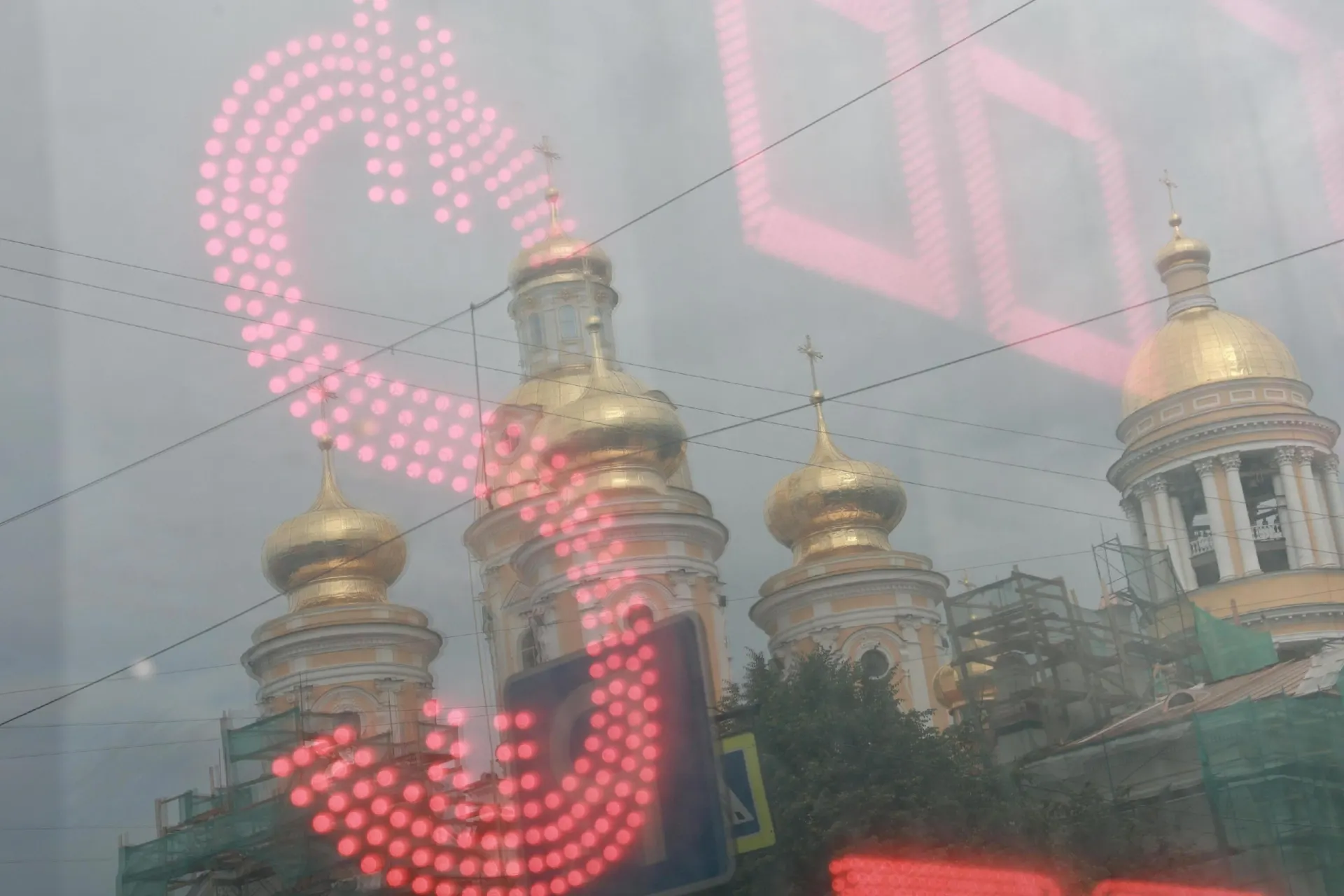 За лето рубль упал примерно на 25% к доллару; аналитики рассуждают о дальнейших сценариях и возможных рисках для экономики.