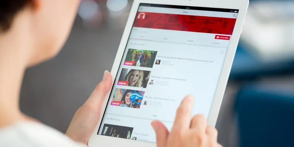 В начале 2026 года рост видеопотребления в России во многом обеспечен YouTube: общий показатель вырос на 6% и составил примерно 87,7 минуты в день на человека.