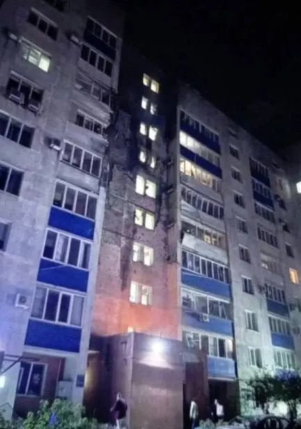 За ночь по регионам России уничтожено 516 дронов; зафиксированы повреждения в порту Усть-Луга и жилом доме в Новокуйбышевске, Москва сообщает о сбитии 17 БПЛА, летевших на столицу.