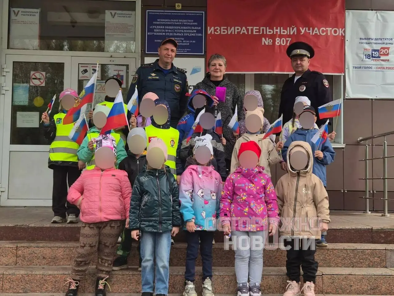 В нескольких регионах страны детские сады проводят постановочные голосования: детям выдаются урны и бюллетени, иногда с участием педагогического персонала. Примеры за Тамбовскую и Липецкую области, Выборг, Камчатку и другие регионы.