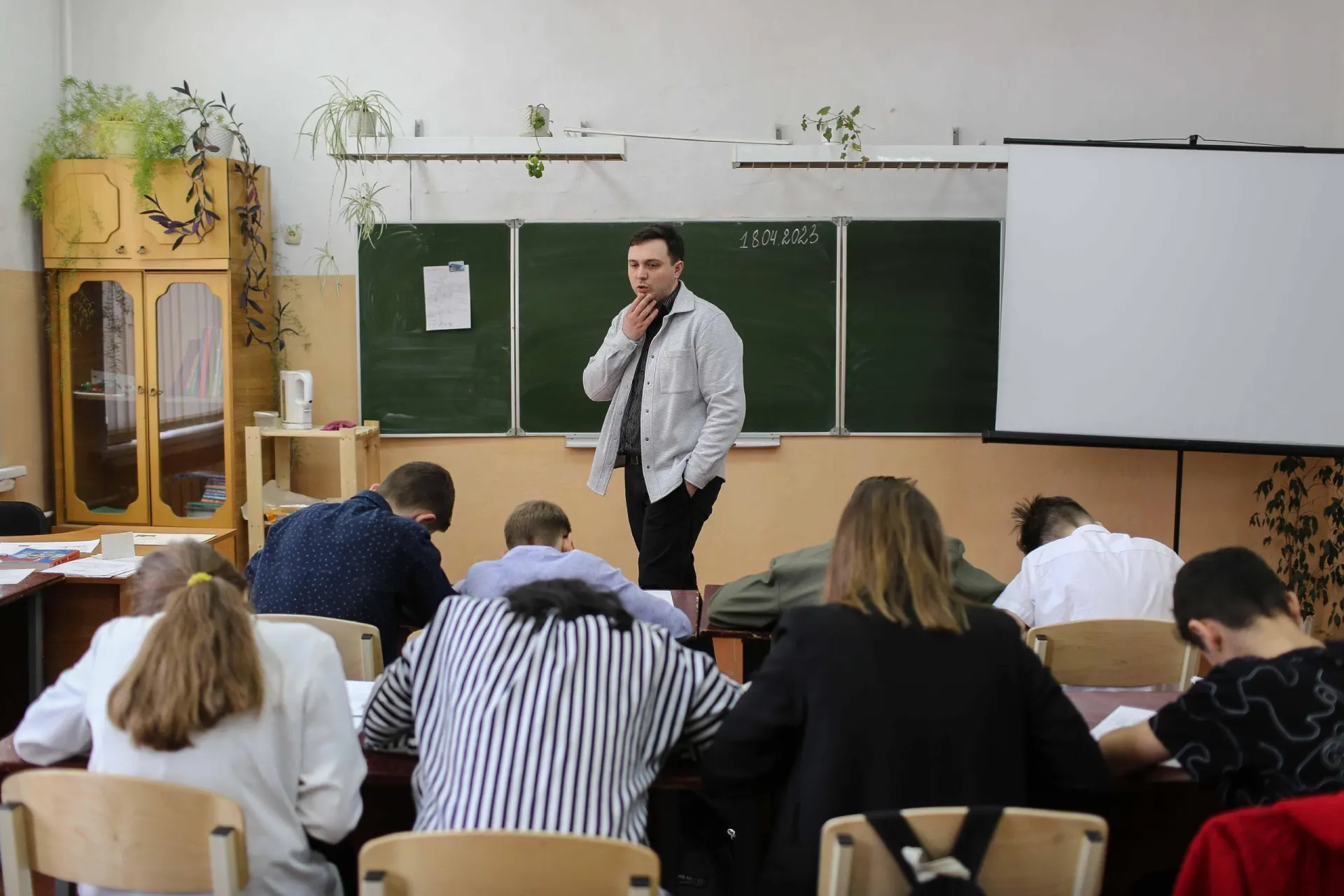 Часть школьников ощутила увеличение нагрузки на уроках в рамках обновлений Минпросвещения; нововведение затрагивает не всех.