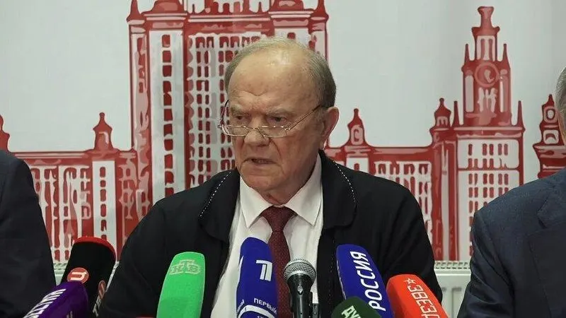 Геннадий Зюганов заявил, что без смены курса Россия продолжит экономическое и технологическое отставание; население столкнётся с ростом тарифов за ЖКХ, падением рождаемости на десятки тысяч и недостатком пенсий на базовые товары и лекарства.
