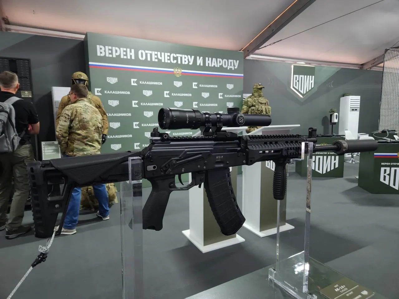 Показан макет АК-12+ с повышенной кучностью, в котором усилена конструкция ствола, увеличено цевье и усовершенствованы прицелы.