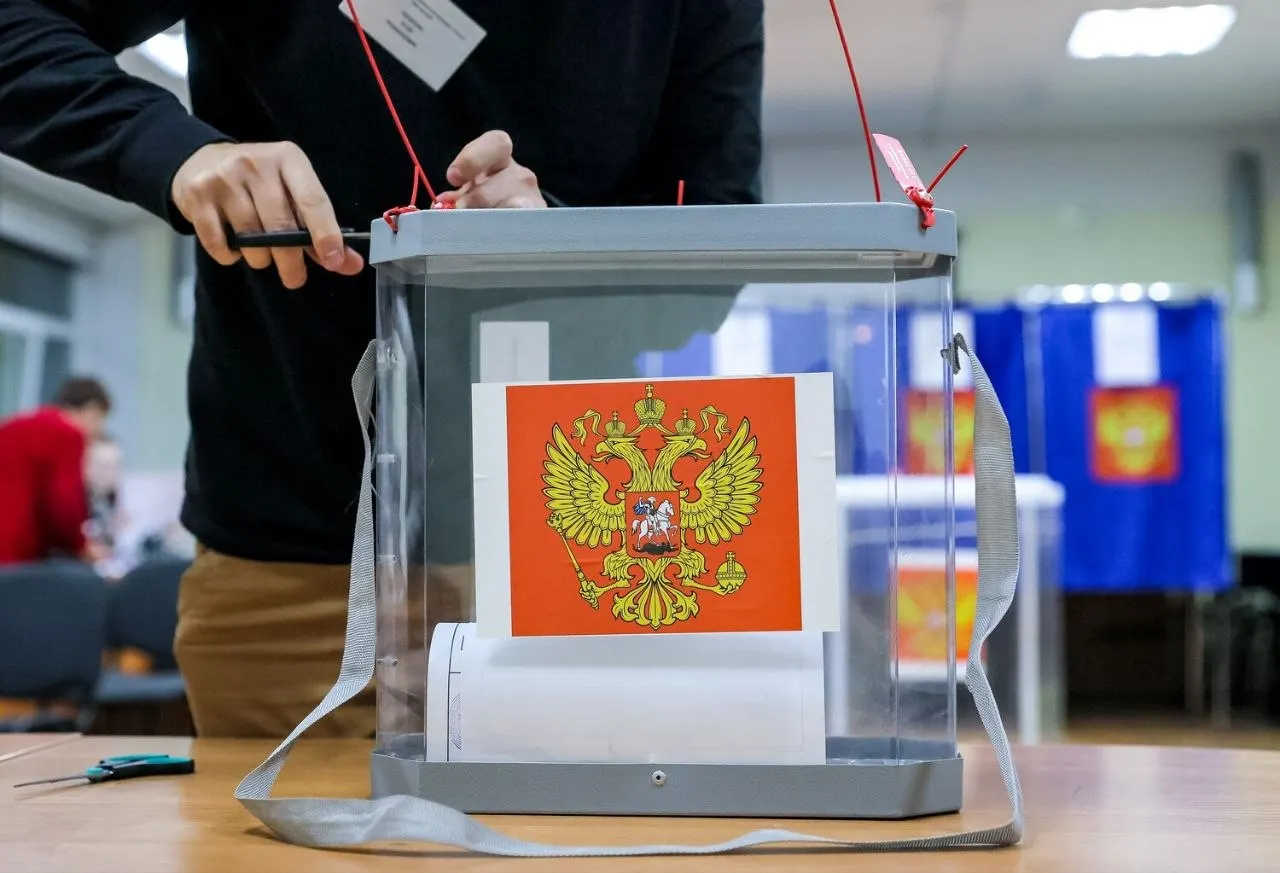 Экзит-полы на втором дне голосования показывают лидерство Единой России с 53,5% голосов; за ней следуют КПРФ, ЛДПР и другие, 37% опрошенных воздержались.