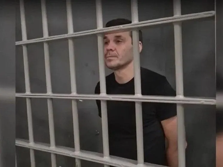 Краснодарский краевой суд вынес приговор 48-летнему гражданину России и Швеции к 14 годам колонии строгого режима за госизмену; дело связано с денежными переводами на поддержку ВСУ; апелляции оставили приговор без изменений.
