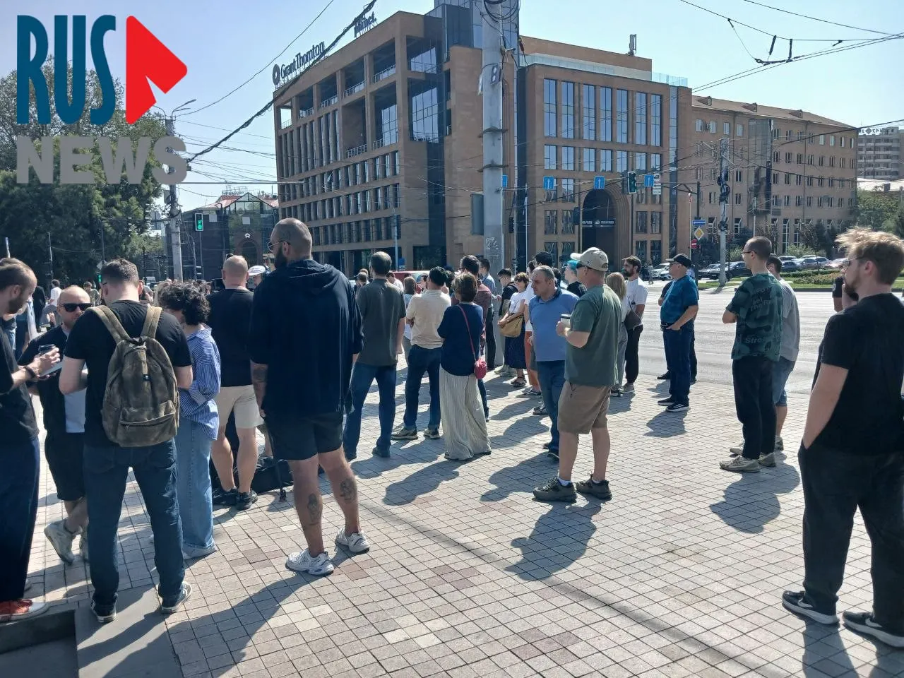 В Ереване у посольства РФ сформировалась длинная очередь из избирателей; к участку подошло свыше тысячи человек.