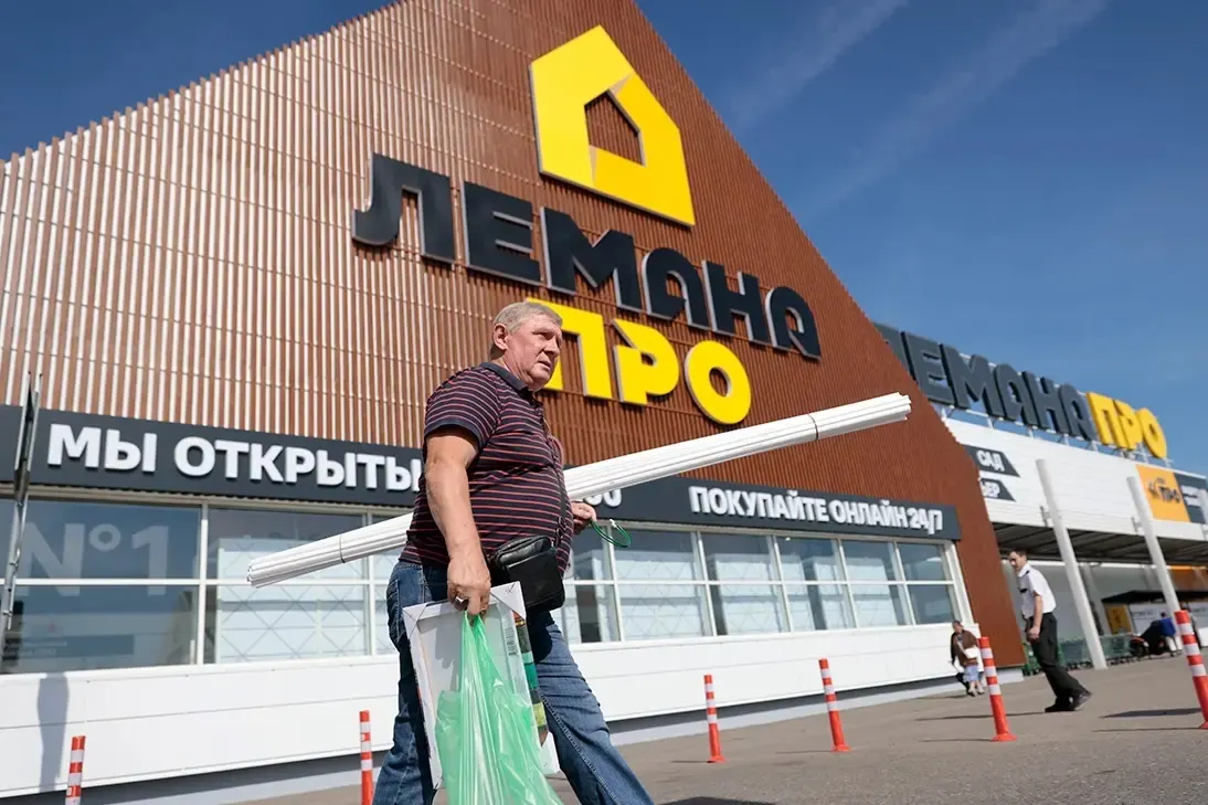 Новый руководитель Ле Монлид — Денис Исаев; в материале освещаются передача активов, судебные решения и кадровые перестановки в структурах FM Logistic в России.
