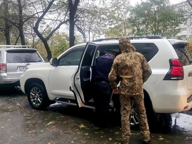 Судебные приставы конфисковали внедорожник Toyota Land Cruiser Prado, ранее принадлежавший жене экс-чиновника. Машину направят в зону специальных операций. По данным ведомства, бывший чиновник осуждён за крупную взятку; другие детали не раскрываются.