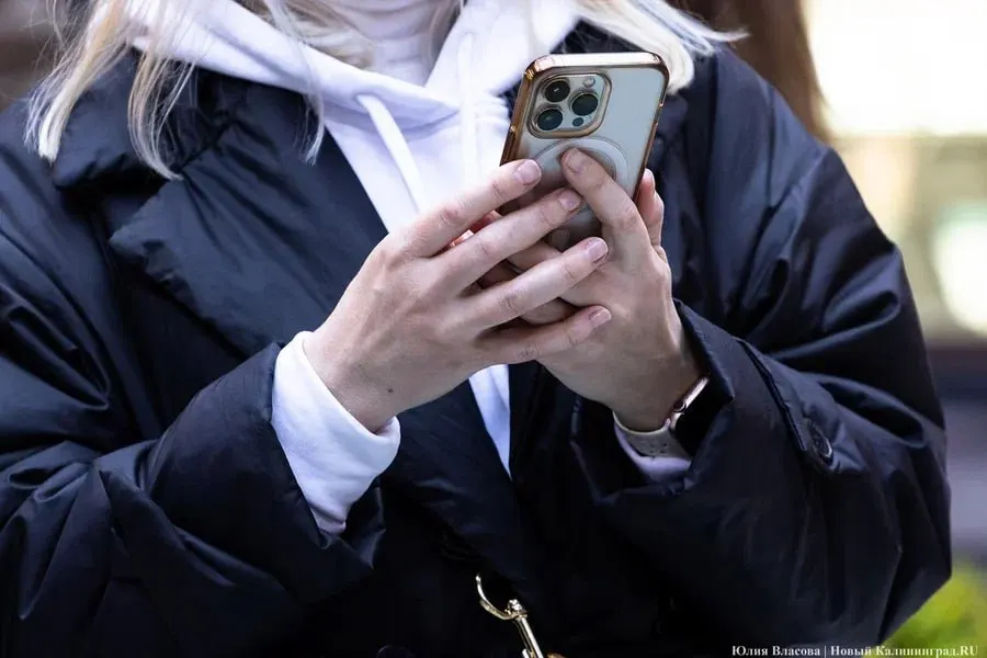 Минцифры продолжает обсуждать с операторами возможность взимания платы за международный VPN-трафик сверх установленного лимита; конкретного решения пока нет.