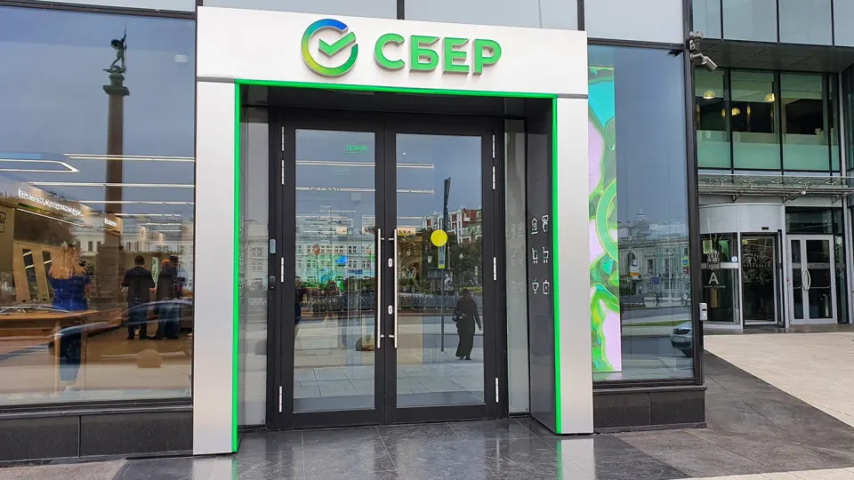 Рост дефолтов и реструктуризаций в банковском секторе на фоне замедления экономики продолжает влиять на финансовые результаты. Сбербанк накапливает резервы, растет доля проблемных заемщиков, а эксперты ожидают длительного спада.