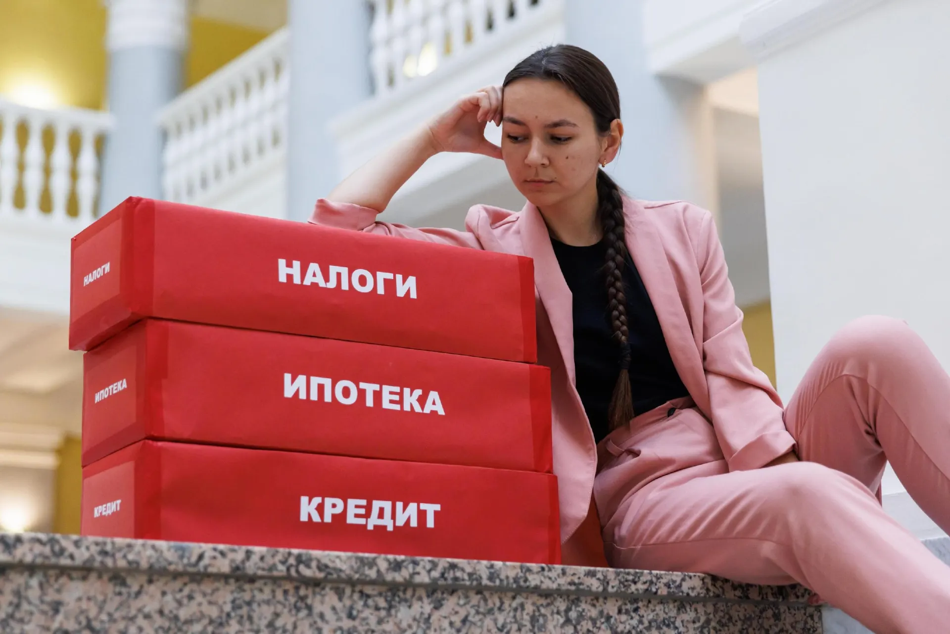 Экономист объясняет риски роста налоговой нагрузки в бюджете на 2027 год и влияние на экономику и инвестиции.