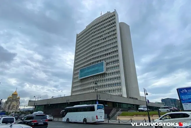 Досрочные выборы губернатора Приморского края запланированы на 12 сентября 2027 года. Решение о назначении будет принято в период за 100–90 дней до дня голосования; о кандидатах пока нет официальной информации.