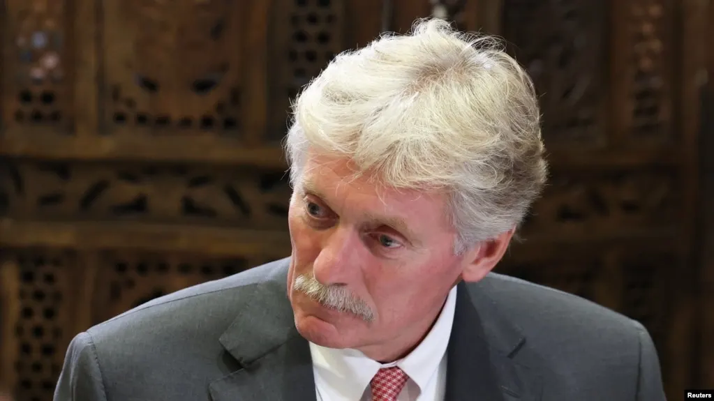 Пресс-секретарь Кремля заявил, что новый раунд переговоров между Украиной, Россией и США не означает прекращение боевых действий. Москва продолжает наносить удары по военным целям на территории Украины.