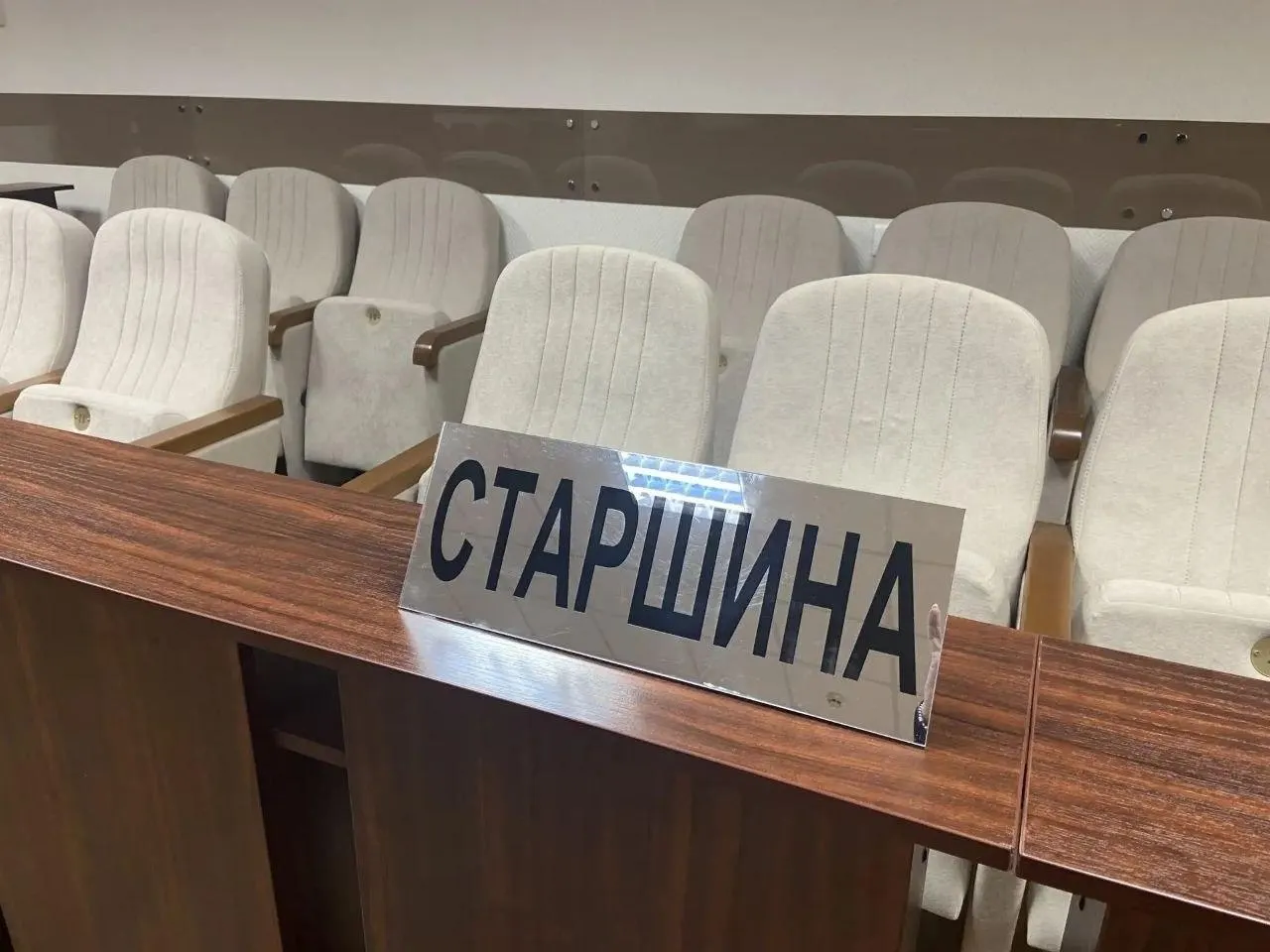 Число заседателей предложено снизить вдвое, а судья будет присутствовать в совещательной комнате.