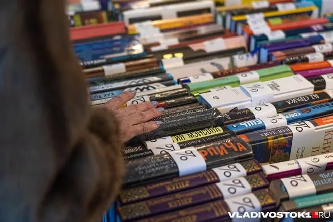 Во Владивостоке закрывается популярный книжный магазин сети «Владкнига» на улице Алеутской; распродаются оставшиеся товары с большими скидками; причина — резкое падение выручки и рост расходов.