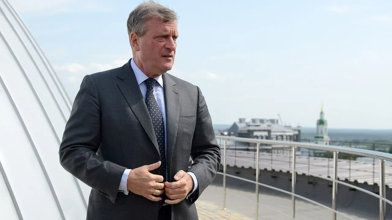 Игорь Васильев, ранее возглавлявший парк «Патриот», подозревается в получении взятки около 80 млн рублей. Расследование касается контрактов парка и деятельности подрядчика.