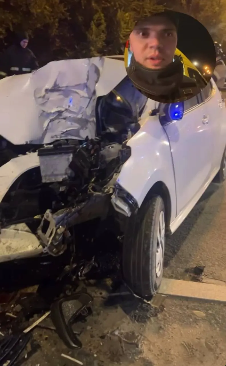 Поздней ночью во Владивостоке Toyota Yaris врезалась в столб на дороге в районе Седанки. Водитель погиб; на месте работают медики.